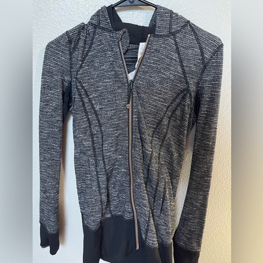 Lululemon, Gray and black, size 4